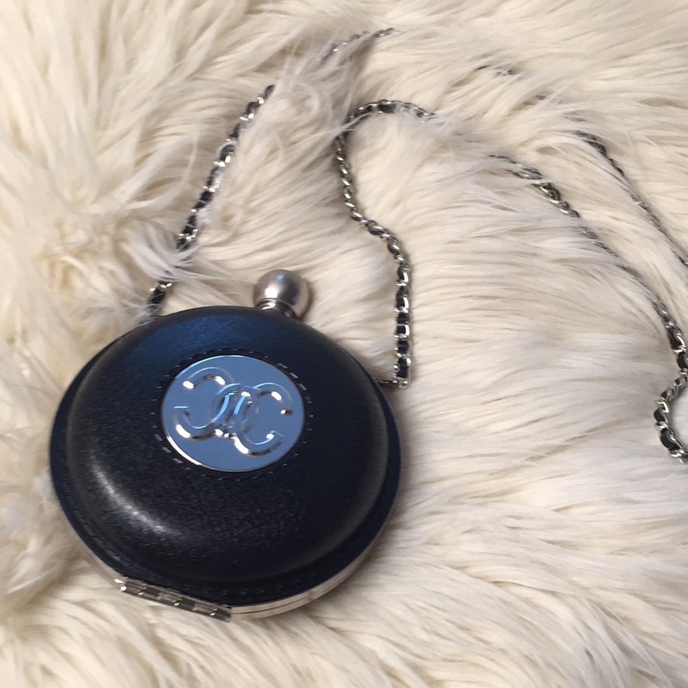 Round crossbody bag